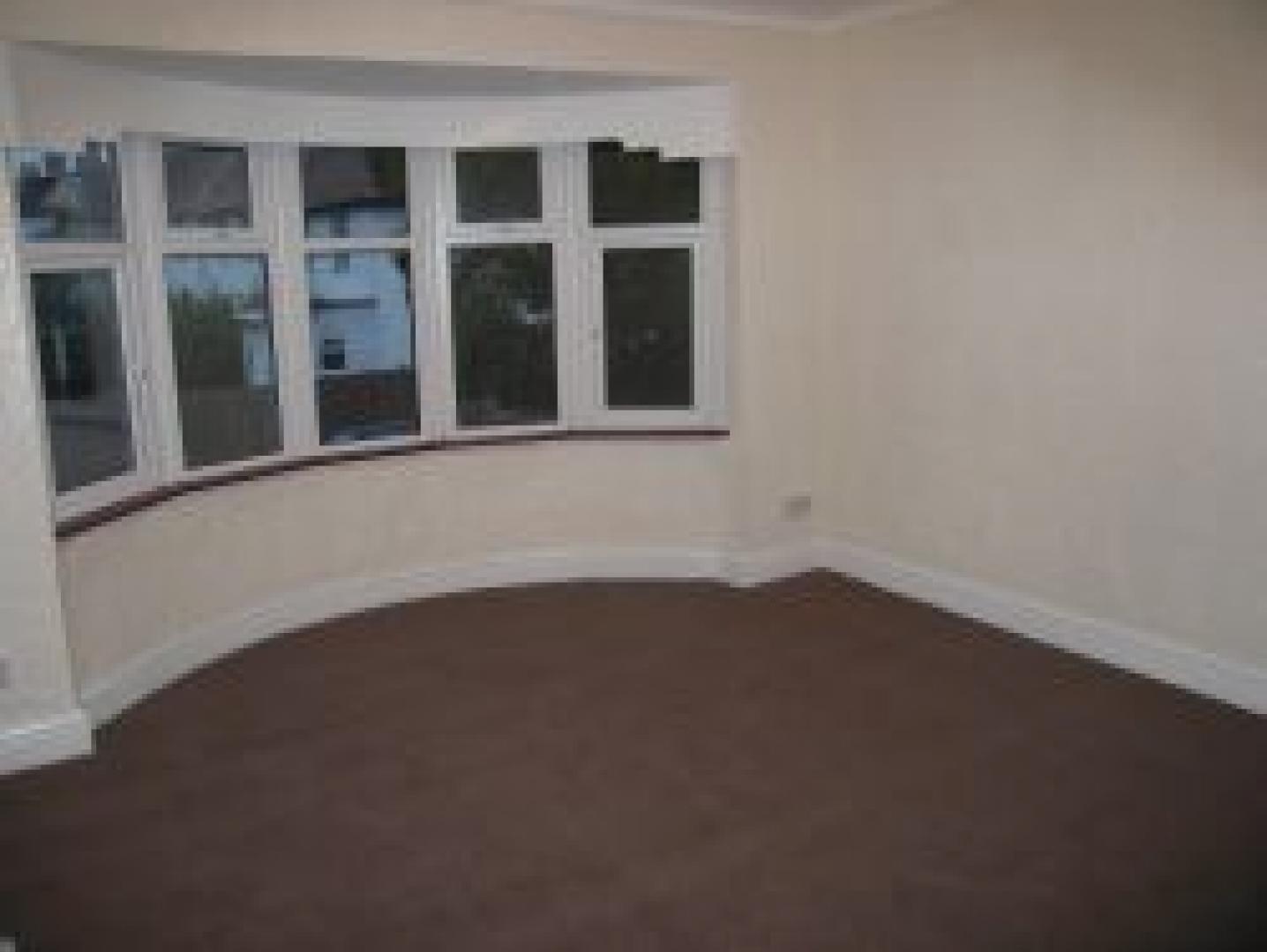 			NEW ON!, 4 Bedroom, 1 bath, 1 reception Flat			 Brookside Road, GOLDERS GREEN NW11